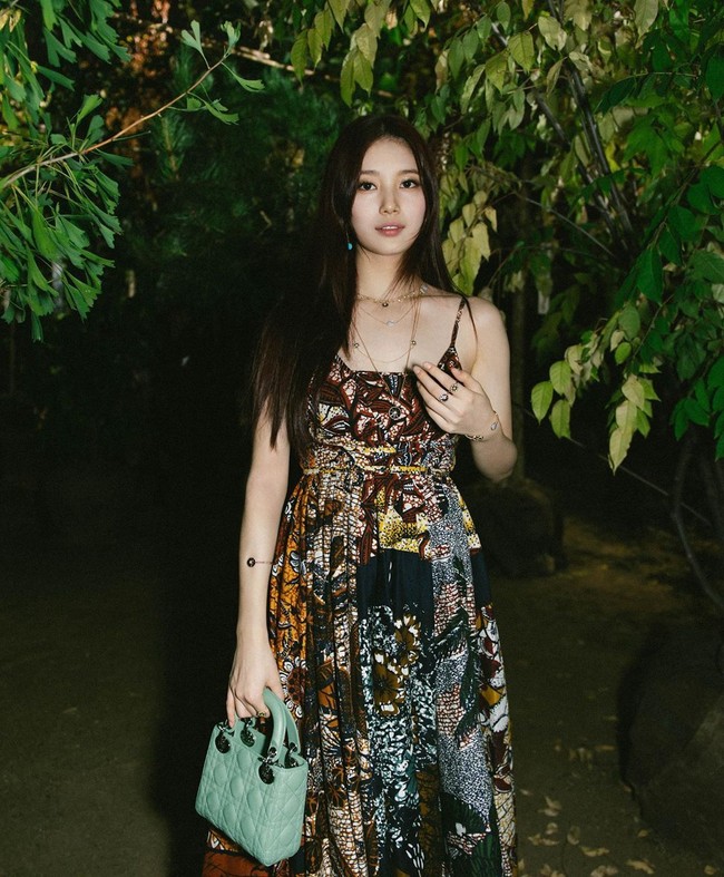 Inilah penampilan Bae Suzy saat menghadiri fashion show spring/summer 2020 Dior di Paris Fashion Week 2019 baru-baru ini. Suzy yang merupakan brand ambassador Dior dari Korea Selatan, mengenakan dress panjang dengan tali spaghetti dari rumah mode asal Paris tersebut. Foto: dok. Vogue, Dok. Instagram