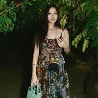 Inilah penampilan Bae Suzy saat menghadiri fashion show spring/summer 2020 Dior di Paris Fashion Week 2019 baru-baru ini. Suzy yang merupakan brand ambassador Dior dari Korea Selatan, mengenakan dress panjang dengan tali spaghetti dari rumah mode asal Paris tersebut. Foto: dok. Vogue, Dok. Instagram