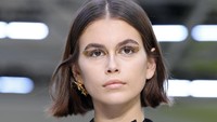 Putri Cindy Crawford itu tak sengaja menunjukkan bagian intimnya kala sedang berjalan di atas catwalk. Pascal Le Segretain/Getty Images