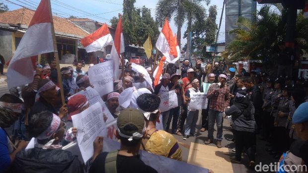 Tolak RKUHP, Jurnalis Kuningan Jadi Pocong di Gedung DPRD