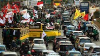 Ini penampakan massa mahasiswa yang menumpang bus kota dan nekat menerobos masuk ke dalam jalur TransJakarta.