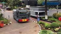 Water cannon disiagakan di depan gedung Kementerian Keuangan di kawasan Lapangan Banteng, Jakarta Pusat.