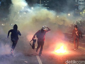 Gas Air Mata Bikin Pedih dan Sesak, Begini Cara Menangkalnya