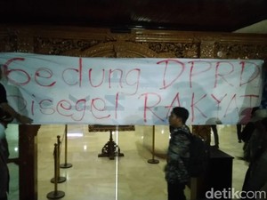 Massa #SemarangMelawan Segel Gedung DPRD Jateng
