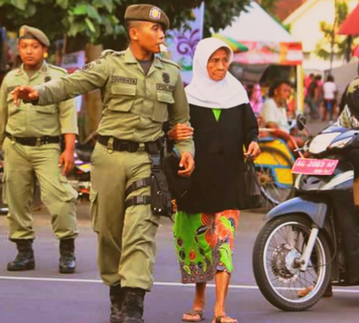 Senja Menyapa Kumulai Kerja Dengan Menolong Orang Tua Senja Menyapa Kumulai Kerja Dengan Menolong Orang Tua