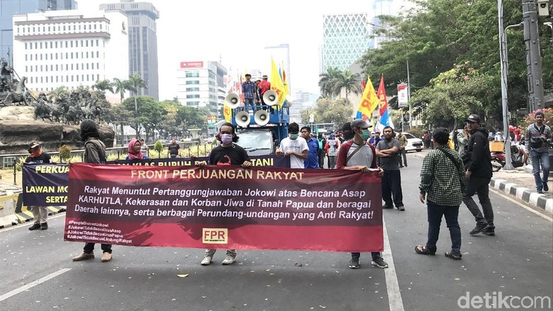 Pemuda-Petani Demo di Patung Kuda Tuntut Jokowi Tanggung Jawab soal Karhutla Pemuda-Petani Demo di Patung Kuda Tuntut Jokowi Tanggung Jawab soal Karhutla