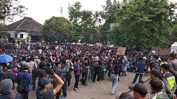 Dari Gedung Sate, Demonstran Pindah Orasi ke DPRD Jabar