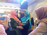 Ayu Aulia (kanan) selaku pelatih sedang mengajari teknik WSDK.