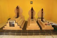 Makam Raja Pandita (kiri), istri (tengah) dan anaknya (kanan) (Randy/detikcom)