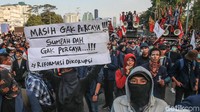Sejumlah poster terus diperlihatkan para massa aksi.