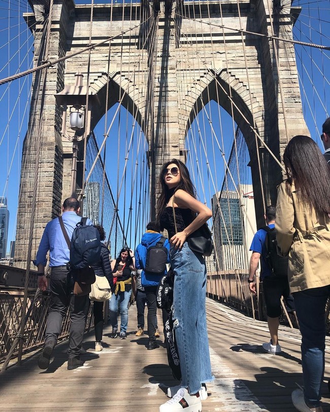 Selama tinggal di sana, wanita 27 tahun tersebut memilih untuk meneruskan pendidikan. Beberapa waktu lalu ia pun meraih gelar Master of Art Psikologi dari Pepperdine University. Foto: Instagram @adindabakrie