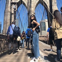 Selama tinggal di sana, wanita 27 tahun tersebut memilih untuk meneruskan pendidikan. Beberapa waktu lalu ia pun meraih gelar Master of Art Psikologi dari Pepperdine University. Foto: Instagram @adindabakrie