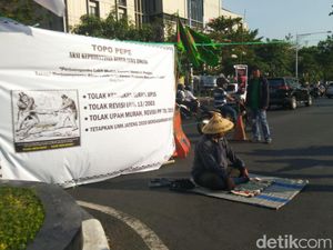 Ada Pria Bertapa di Tengah Jalan dalam Aksi #SemarangMelawan