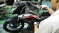 Bicara harga, Honda Sonic 150R warna Aggresso Matte Black dan Honda Racing Red dipasarkan dengan harga on the road (OTR) DKI Jakarta Rp 23.180.000. Untuk warna Energetic Red dan Activo Black dipasarkan dengan harga OTR Rp 22.780.000. Foto: Dok. AHM
