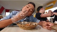 Lihat nih ekspresi lahap Betrand saat makan fried chicken buatan gerai ayahnya. Kelihatan nikmat banget ya? Foto: Instagram