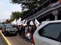 Aliansi Buruh Aksi Tolak RUU Pertanahan Dekat DPR, Ada Siswa Ikutan