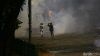 Massa yang didominasi pelajar ini terus memberikan perlawanan.