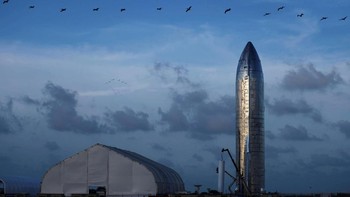 Roket dengan kaki tiga tersebut sudah dua kali diterbangkan dengan ketinggian mencapai 152 meter lalu mendarat kembali. NASA telah menunjuk SpaceX untuk mencari cara mendaratkan kendaraan di permukaan Bulan dan mengembangkan sistem roket yang dapat dipakai kembali. Foto: Reuters