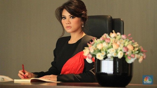 Kembali ke Jakarta, Dinda menjabat sebagai direktur migas. Usahanya bergerak di bidang pertambangan grafit yang diambil di Mozambik. Bukan bidang yang biasa dipilih wanita, ia mengaku memang menemukan tantangan dan memanfaatkan sudut pandangnya sebagai wanita dan ilmu akademis di jurusan psikologi. Foto: Adinda Bakrie/Dokumentasi CNBC Indonesia