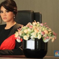 Kembali ke Jakarta, Dinda menjabat sebagai direktur migas. Usahanya bergerak di bidang pertambangan grafit yang diambil di Mozambik. Bukan bidang yang biasa dipilih wanita, ia mengaku memang menemukan tantangan dan memanfaatkan sudut pandangnya sebagai wanita dan ilmu akademis di jurusan psikologi. Foto: Adinda Bakrie/Dokumentasi CNBC Indonesia