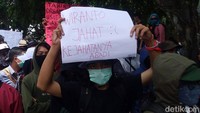 Massa mahasiswa dan pelajar membawas sejumlah poster untuk mengikuti aksi gerakan #GejayanMemanggil2 di Simpang Tiga Colombo, Sleman.
