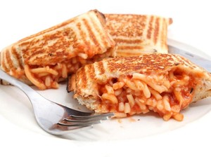 Mau? Sarapan Roti Panggang Isi Kacang  dan Spaghetti Kalengan