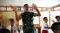 Peran TNI Dalam Mengajar Anak-anak di Perbatasan Indonesia