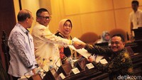 Ketua Komite I DPD Benny Rhamdani menyerahkan hasil penyusunan RUU tentang Daya Saing Daerah dan juga telah melaksanakan pengawasan terhadap pelaksanaan UU tentang Pemilu dan Kependudukan kepada Ketua DPD RI Oesman Sapta Odang.