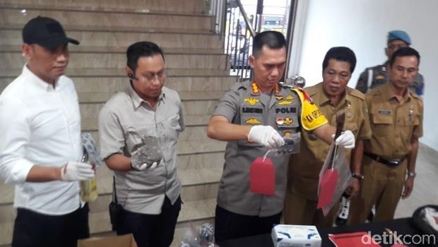  Kapolrestabes Medan Kombes Dadang Hartanto didampingi Kepala Dinas Pendidikan Kota Medan Marasutan Ritonga