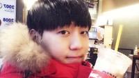 Jay Kim juga tak mau menghabiskan segelas es kopi tanpa mengabadikannya. Ini pose imut Jay yang selfie sambil pegang es kopi kesayangannya. Foto: Instagram @jaehan9192