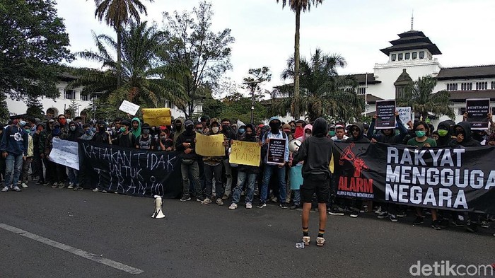 Demo Di Gedung Sate Demonstran Bandung Sampaikan 7 1 Tuntutan