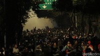 Massa ini terus menuntut agar sejumlah RUU kontroversial dicabut dan dikaji ulang.