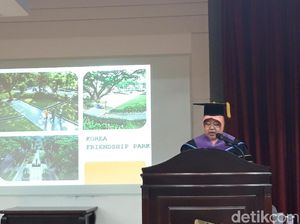 Risma Persembahkan Gelar Doktornya untuk Warga Surabaya