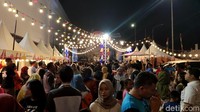 Venue festival Avanza-Veloz Sebangsa di Semarang ramai oleh pengunjung, baik tua maupun muda.
