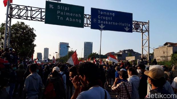 Massa memenuhi badan Tol Dalam Kota