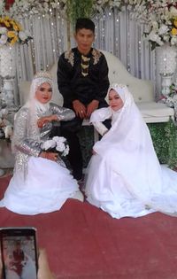 Viral Foto Pria Nikahi 2 Wanita Netizen Sebut Pengantin Wanita Tak Bahagia