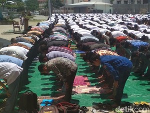 Dilanda Kemarau Panjang, Ribuan Santri di Jombang Salat Minta Hujan