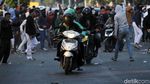 Momen Pengendara Terobos Demo Bentrok di Palmerah