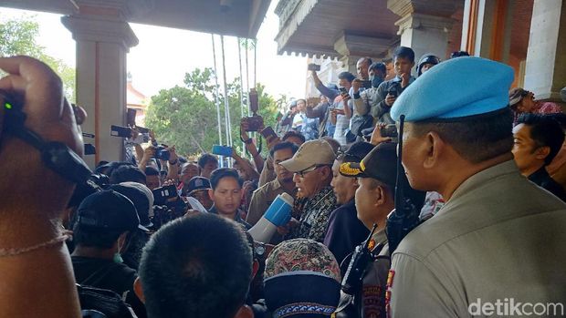 Massa aksi #BaliTidakDiam menyampaikan tujuh tuntutan ke Ketua DPRD Bali sementara I Nyoman Adi Wiryatama.