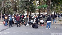 Massa perserta aksi #GejayanMemanggil2 mulai memadati salah satu titik kumpul yakni di Bundaran Universitas Gadjah Mada (UGM), Yogyakarta, Senin (30/9/2019).