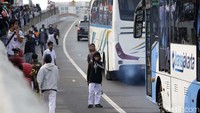 Massa juga masuk ke jalan tol.