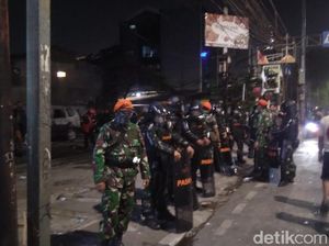 Mobil yang Dibakar Padam, Brimob-Paskhas Berjaga di Depan Polsek Tn Abang