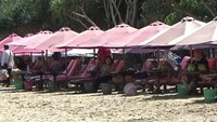 Warna pantai pulau merah kadang berwarna kemerahan. Pantai Pulau Merah  ini kerap didatangi untuk berselancar karena ketinggian ombaknya mencapai 3 meter.  (Ardian Fanani/detikcom)