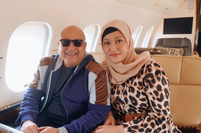 Maia berangkat ke Tanah Suci untuk umrah bersama dengan suaminya Irwan Mussry pada Kamis (26/9/2019). Bismillah, kita berdua akan melaksanakan ibadah Umroh.. Suami @irwanmussry dan aku memohon maaf lahir dan batin... Sekarang langsung terbang menuju Jeddah, tulisnya pada keterangan foto yang menampilkan dirinya memakai hijab cokelat dan ciput hitam. Foto: instagram @maiaestiantyreal