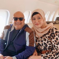 Maia berangkat ke Tanah Suci untuk umrah bersama dengan suaminya Irwan Mussry pada Kamis (26/9/2019). Bismillah, kita berdua akan melaksanakan ibadah Umroh.. Suami @irwanmussry dan aku memohon maaf lahir dan batin... Sekarang langsung terbang menuju Jeddah, tulisnya pada keterangan foto yang menampilkan dirinya memakai hijab cokelat dan ciput hitam. Foto: instagram @maiaestiantyreal