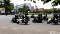 Pantauan detikcom, Senin (30/9/2019), ratusan peserta yang merupakan mahasiswa datang dengan mengendarai motor secara berboncengan. Tampak beberapa peserta membawa bendera bertuliskan #GejayanMemanggil2