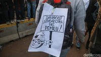 Tak hanya sekedar atribut, poster yang dipamerkan massa aksi berisi pesan.