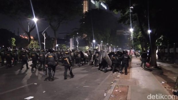 Massa dipukul mundur ke arah Jl Asia Afrika hingga menuju arah Plaza Senayan