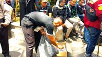 Mahasiswa Kembali Geruduk DPRD Kalsel, Jalan Lambung Mangkurat Ditutup - detikNews