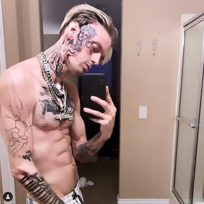 Baru-baru ini, Aaron menjadi sorotan. Dikutip dari Aceshowbiz, Aaron Carter kini terjun ke industri porno. Ia disebut menampilkan adegan seksual di sebuah situs kamera dewasa bernama CamSoda. Aaron Carter bahkan mengungkap hal tersebut melalui postingan di akun Instagram-nya. Ia mengundang para fans untuk menyaksikan aksi perdananya di situs tersebut. Ini adalah kali pertama aku melakukannya! Tonton langsung di CamSoda, tulis Aaron Carter yang melakukan live pertamanya pada Jumat (4/9) lalu. Aaron Carter rupanya mengikuti langkah sang tunangan, Melanie Martin. Ia sudah tampil di situs tersebut sejak awal tahun 2020. (Foto: Dok. Instagram/aaroncarter)